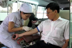 Nhân viên Bảo Minh tình nguyện tham gia hiến máu nhân đạo. (Ảnh: Hoàng Hải/Vietnam+)