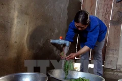 Người dân nông thôn Bắc Kạn được dùng nước sạch. (Ảnh: Đức Hiếu/TTXVN)