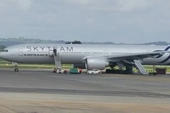 Chiếc máy bay Air France phải hạ cánh khẩn cấp xuống sân bay Mombasa. (Nguồn: Twitter)