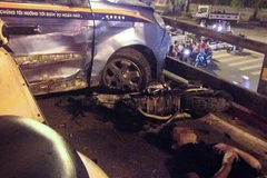 Một người bị thương nằm trên cầu. (Ảnh: Minh Sơn/Vietnam+)