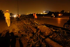 [Photo] Hiện trường vụ ôtô húc tung 50m dải phân cách trên Quốc lộ 5