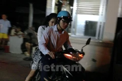 Một nạn nhân bị thương nhẹ trong vụ việc, đã được người nhà đưa về trong trạng thái hoảng loạn. (Ảnh: PV/Vietnam+)