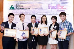 Những học sinh đại diện cho Việt Nam tham gia vòng chung kết khu vực tại Singapore. (Ảnh: FedEx)