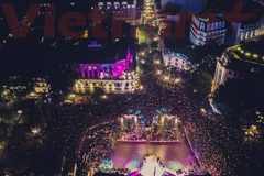 [Video] Ngắm Hà Nội huyền ảo từ trên cao trong đêm chào năm mới