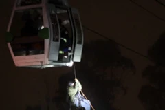 Giải cứu hành khách mắc kẹt trên cabin cáp treo. (Nguồn: AFP)