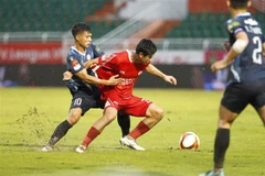 Pha tranh bóng giữa các cầu thủ hai đội. (Ảnh: Thanh Vũ/TTXVN)