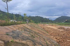 Bờ kè chống sạt lở sông Pô Kô đoạn qua thị trấn Đăk Glei đã được khắc phục. (Ảnh: Cao Nguyên/TTXVN)