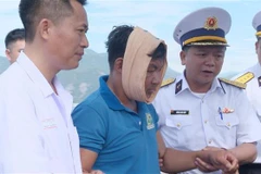 Đưa ngư dân bị tai nạn lao động từ Trường Sa vào đất liền điều trị