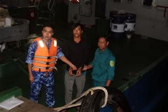 Đối tượng Hồ Phong Phúc bị lực lượng bắt giữ ngay trên tàu cá. (Ảnh: TTXVN phát)