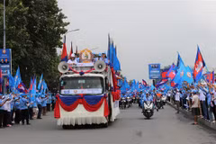 Đoàn xe diễu hành vận động tranh cử của CPP trên đường phố thủ đô Phnom Penh (Campuchia). (Ảnh: Hoàng Minh/TTXVN)