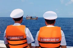 Lực lượng Hải quân hỗ trợ tàu cá của ngư dân đánh bắt an toàn. (Ảnh: TTXVN phát)