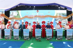 Phó Thủ tướng Chính phủ Trần Hồng Hà, nguyên Chủ tịch Quốc hội Nguyễn Sinh Hùng cùng các đại biểu nhấn nút khởi công công trình. (Ảnh: Thanh Thương/TTXVN)