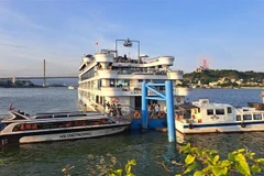 Một tàu du lịch ở Phố đêm du thuyền đón khách chiều 24/7. (Ảnh: TTXVN phát)