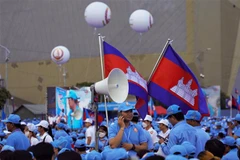 Người ủng hộ CPP tập trung về Trung tâm Hội nghị và Triển lãm Koh Pich ở trung tâm Thủ đô Phnom Penh. (Ảnh: Huỳnh Thảo/TTXVN)