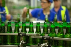 Dây chuyền sản xuất của hãng bia Carlsberg tại Saint Petersburg. (Nguồn: Bloomberg)