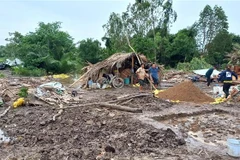 Mưa to, giông lốc khiến nhiều nhà bị sập, tốc mái. (Ảnh: Chanh Đa/TTXVN)