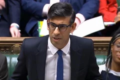Thủ tướng Anh Rishi Sunak phát biểu tại một phiên họp Hạ viện ở London. (Ảnh: AFP/TTXVN)