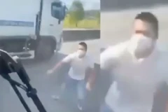 Các đối tượng dùng đá đập kính xe khách.