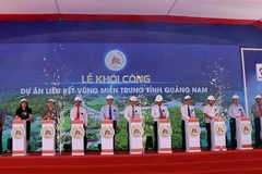 Các đại biểu ấn nút khởi công dự án Liên kết vùng miền Trung tỉnh Quảng Nam. (Ảnh: Trần Tĩnh/TTXVN)