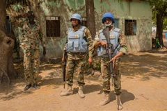 Binh sỹ thuộc Phái bộ gìn giữ hòa bình của LHQ tại Nam Sudan (UNMISS) tuần tra tại Leer, Nam Sudan. (Ảnh: AFP/TTXVN)