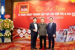 Nguyên Thứ trưởng Bộ Văn hóa Thông tin Đỗ Quý Doãn (giữa), Chủ tịch Hiệp hội Quảng cáo Việt Nam Nguyễn Trường Sơn (trái) và Tổng Biên tập Tiếp thị & Gia đình.