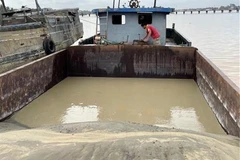 Một phương tiện bơm hút cát trái phép bị tạm giữ. Ảnh minh họa. (Ảnh: TTXVN phát)