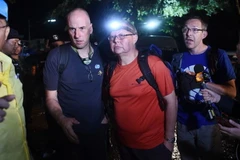 Thợ lặn Richard Stanton (đứng thứ hai từ bên trái) và đồng nghiệp John Volanthen (áo đỏ) tại hiện trường nơi đội bóng thiếu niên Thái Lan mất tích. (Nguồn: The Guardian)