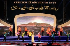 Tiết mục văn nghệ biểu diễn tại buổi khai mạc lễ hội du lịch Cửa Lò 2018. (Nguồn: Tá Chuyên – TTXVN)