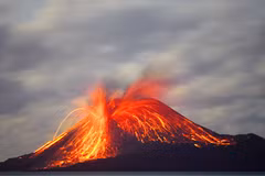 Cận cảnh núi lửa Krakatoa ở Indonesia phun trào gây sóng thần. (Nguồn: Global Volcanism Program)