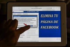 Người sử dụng tại Bogota, Colombia xóa tài khoản Facebook ngày 22/3. (Nguồn: AFP/TTXVN)