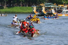 Các đội nữ trên đường đua. (Nguồn: Hồ Cầu-TTXVN)