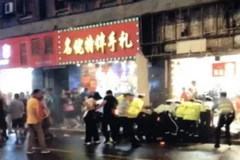 Bảng hiệu rơi thẳng vào người đi đường tại Thượng Hải, trung Quốc