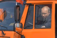 Tổng thống Nga Putin lái xe khánh thành cầu Crimea. (Nguồn: Trendolizer)