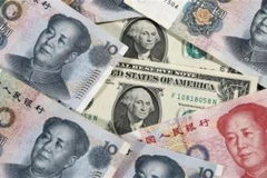 Đồng nhân dân tệ và đồng USD. (Nguồn: Kyodo)