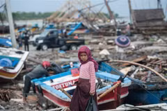 Người dân trở về khu vực bị tàn phá nặng nề do thảm họa sóng thần ở Banten, Indonesia ngày 25/12/2018. (Ảnh: THX/TTXVN)