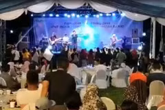 Khoảnh khắc sóng thần chuẩn bị cuốn trôi liveshow ca nhạc tại Indonesia. (Nguồn: Sky News)