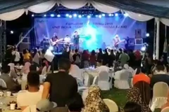 Khoảnh khắc sóng thần chuẩn bị cuốn trôi liveshow ca nhạc tại Indonesia. (Nguồn: Sky News)