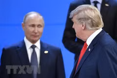 Tổng thống Nga Vladimir Putin (trái) và Tổng thống Mỹ Donald Trump tại Hội nghị thượng đỉnh Nhóm các nền kinh tế phát triển và mới nổi hàng đầu thế giới (G20) diễn ra ở thủ đô Buenos Aires, Argentina ngày 30/11/2018. (Ảnh: AFP/ TTXVN)