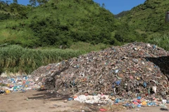 Lò đốt rác xây xong… rác thải vẫn tồn đọng. (Nguồn: Truyền hình Thông tấn)