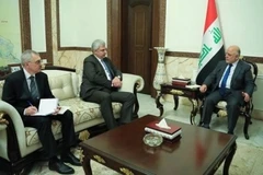 Đại sứ Nga trong một cuộc gặp với Thủ tướng Iraq Haider al-Abadi. (Nguồn: 4 Dinar)