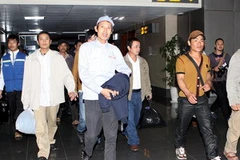 Người lao động về đến sân bay Nội Bài, tối 1/3, an toàn. (Ảnh: Hữu Việt/TTXVN) 