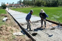 Làm đường giao thông nông thôn ở Phú Yên. (Nguồn: TTXVN)