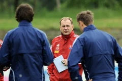 Huấn luyện viên Vladimir Weiss (áo đỏ) muốn các cầu thủ của mình giành chọn 3 điểm khi gặp New Zealand. (Nguồn: Getty Images)