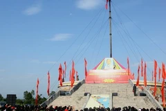 Lễ thượng cờ trên Kỳ đài Hiền Lương. (Ảnh: Hồ Cầu/TTXVN)