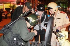 Lực lượng Công an Thành phố Hồ Chí Minh ra quân kiểm tra hành chính sau 0 giờ. (Nguồn: TTXVN)