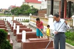 Đã bước qua tuổi 80, người quản trang già Trần Đức Tuấn hằng ngày vẫn miệt mài chăm sóc nơi yên nghỉ của các anh hùng, liệt sỹ.(Nguồn: báo QĐND)