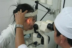 Khám bệnh đau mắt đỏ cho bệnh nhân tại Bệnh viện Đa khoa Bình Dương. (Ảnh: Dương Chí Tưởng/TTXVN)