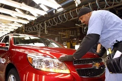 Sản xuất mẫu Chevrolet Malibu compact saloon ở nhà máy sản xuất ôtô của GM. (Nguồn: carscoop.blogspot.com)
