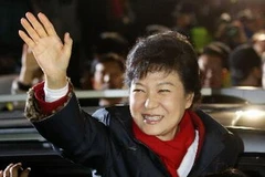 Bà Park Geun-Hye vẫy chào những người ủng hộ ở bên ngoài trụ sở Đảng Thế giới mới ở thủ đô Seoul đêm 19/12. (Nguồn: AFP/TTXVN)