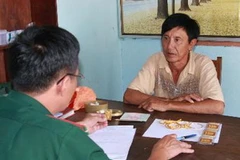 Đối tượng Hoàng Văn Han cùng tang vật tại cơ quan điều tra. (Ảnh: Hồ Cầu/TTXVN)